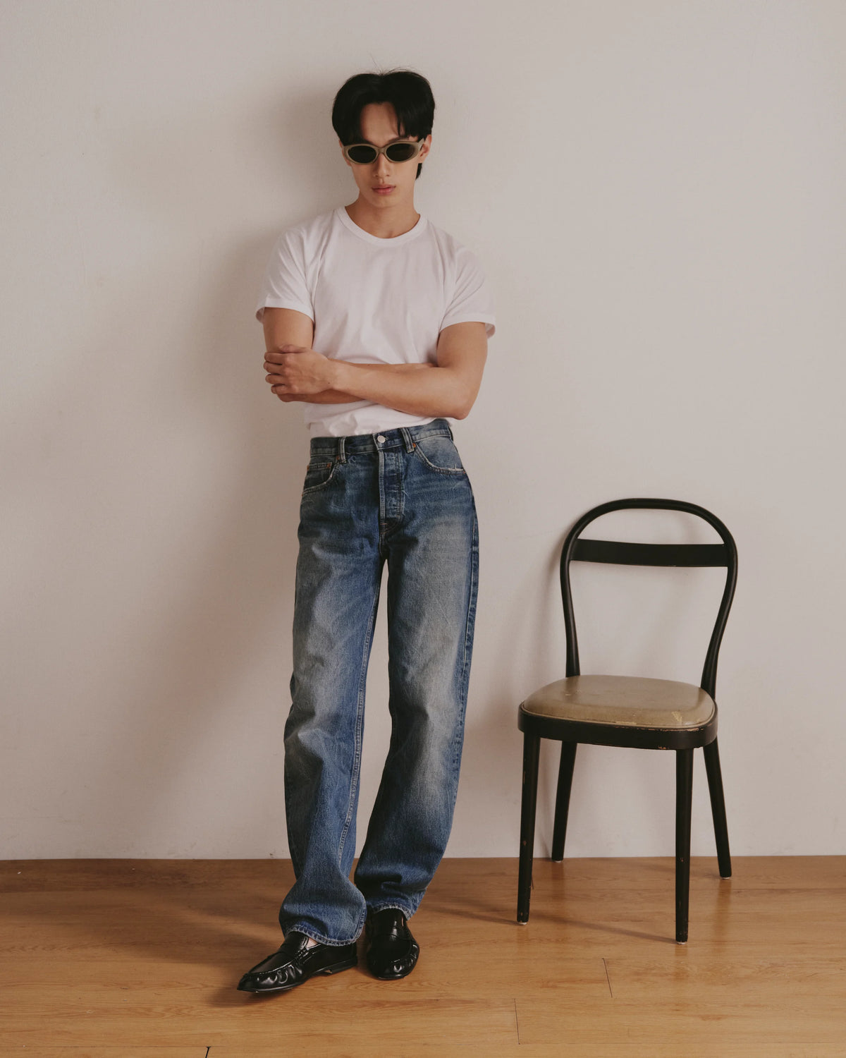 TUDI Leone eyewear, lifestyle, khaki frame; dark lenses