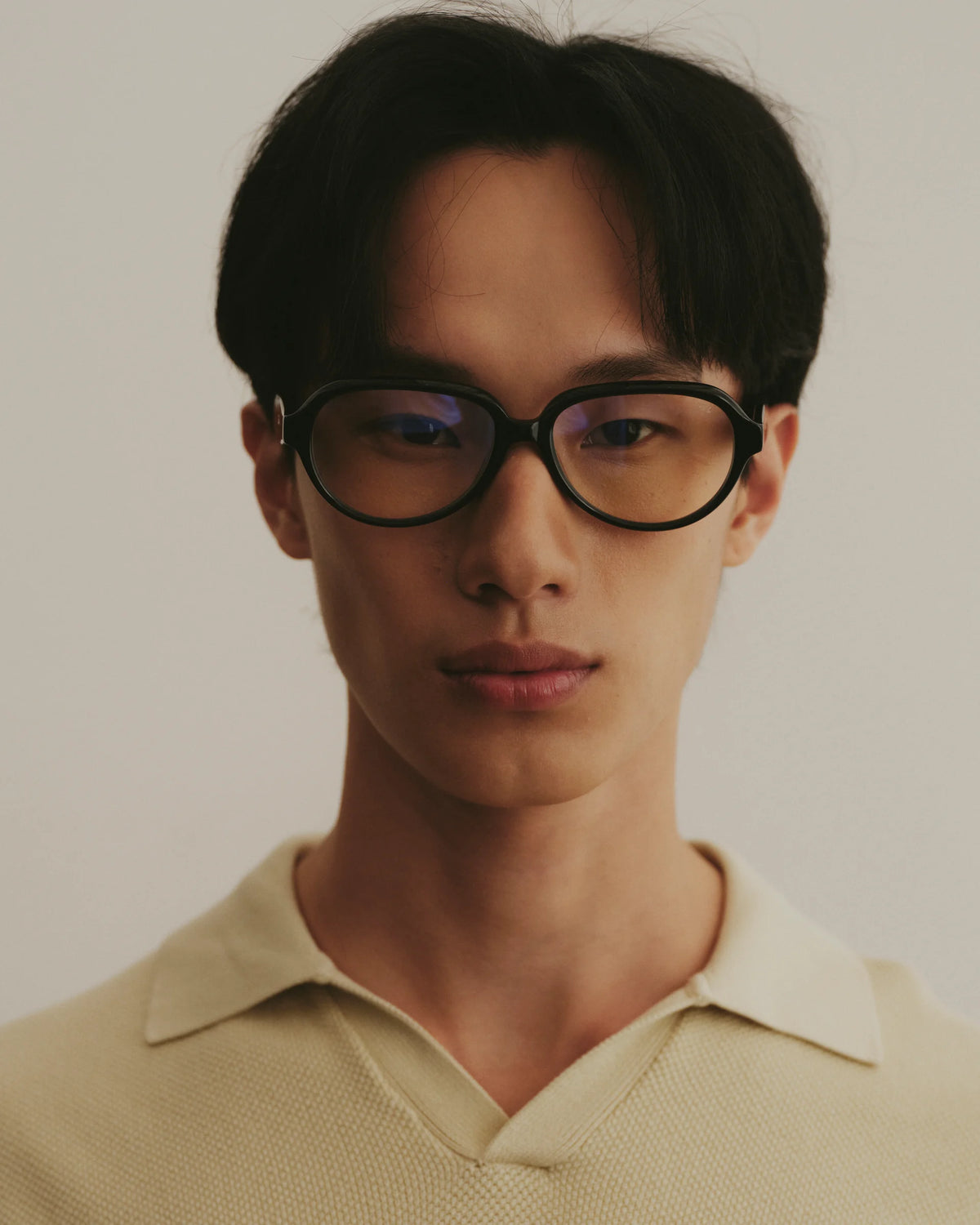 TUDI Meet eyewear, lifestyle, black frame; clear lenses